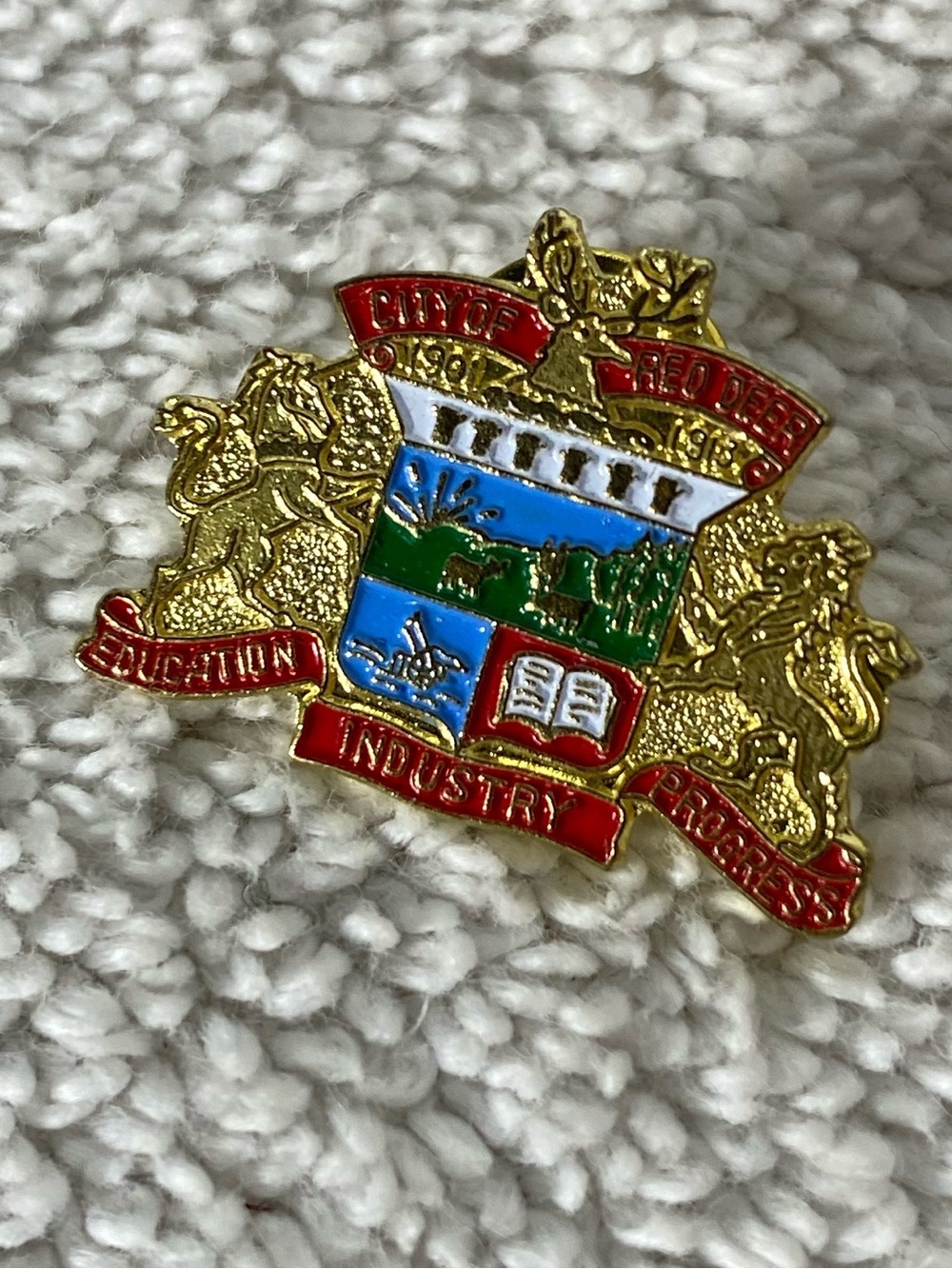 5/$35 Vintage City of Red Deer Alberta Coat of Arms Official Crest Lapel Pin